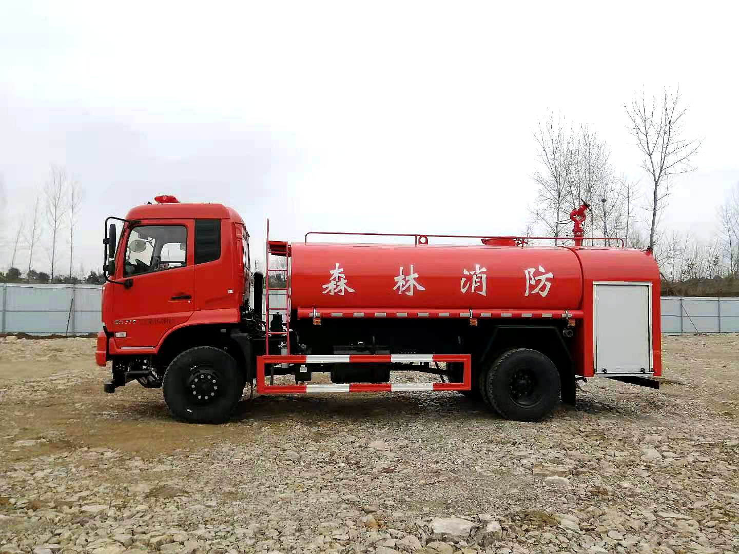 東風(fēng)四驅(qū)8噸森林消防車(chē)